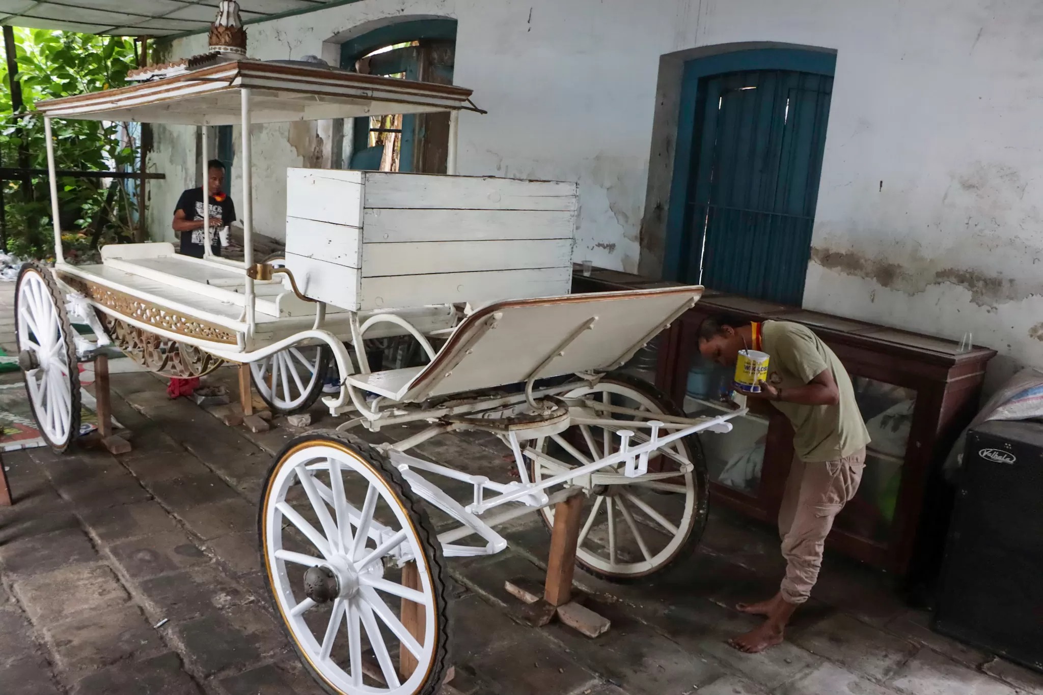 Kereta Jenazah Pusaka Keraton Solo kembali bergerak, antar Sinuhun Pakubuwono XIII ke peristirahatan terakhir.