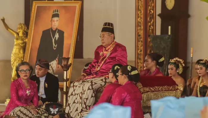 Paku Buwono XIII duduk di singgasana raja saat acara Tingalan Dalem Jumenengan Paku Buwono (PB) XIII ke-21 Keraton Kasunanan Surakarta, Sabtu (26/1/2025).