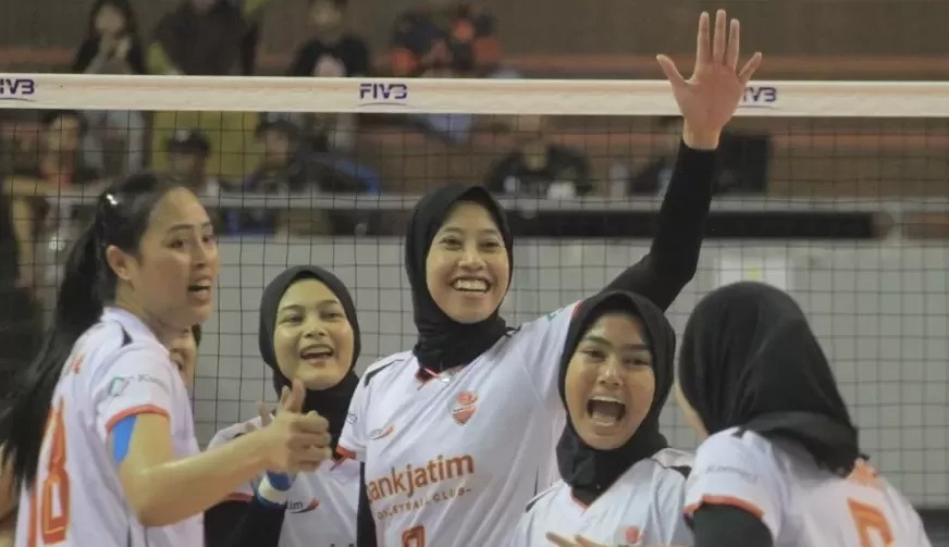 Pemain Bank Jatim, Megawati Hangestri, dikerumuni rekannya di laga vs Petrokimia Gresik, pada laga perdana Final Four Livoli Divisi Utama 2025 Magetan, Jumat 10 Oktober.