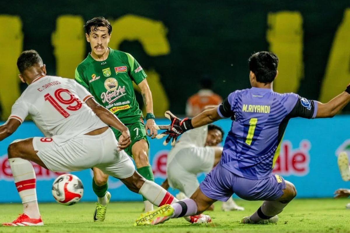 Persebaya Surabaya kalahkan Persis Solo 2-1 di Gelora Bung Tomo, Minggu (2/11/2025). 