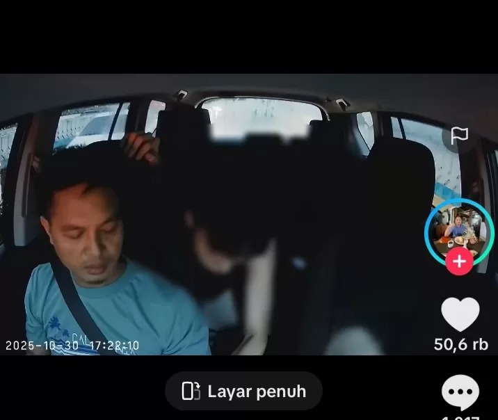Warga Negara Asing ( WNA) asal Korea Selatan (Korsel) yang lagi kebelet nahan buang air kecil di sela-sela kemacetan.