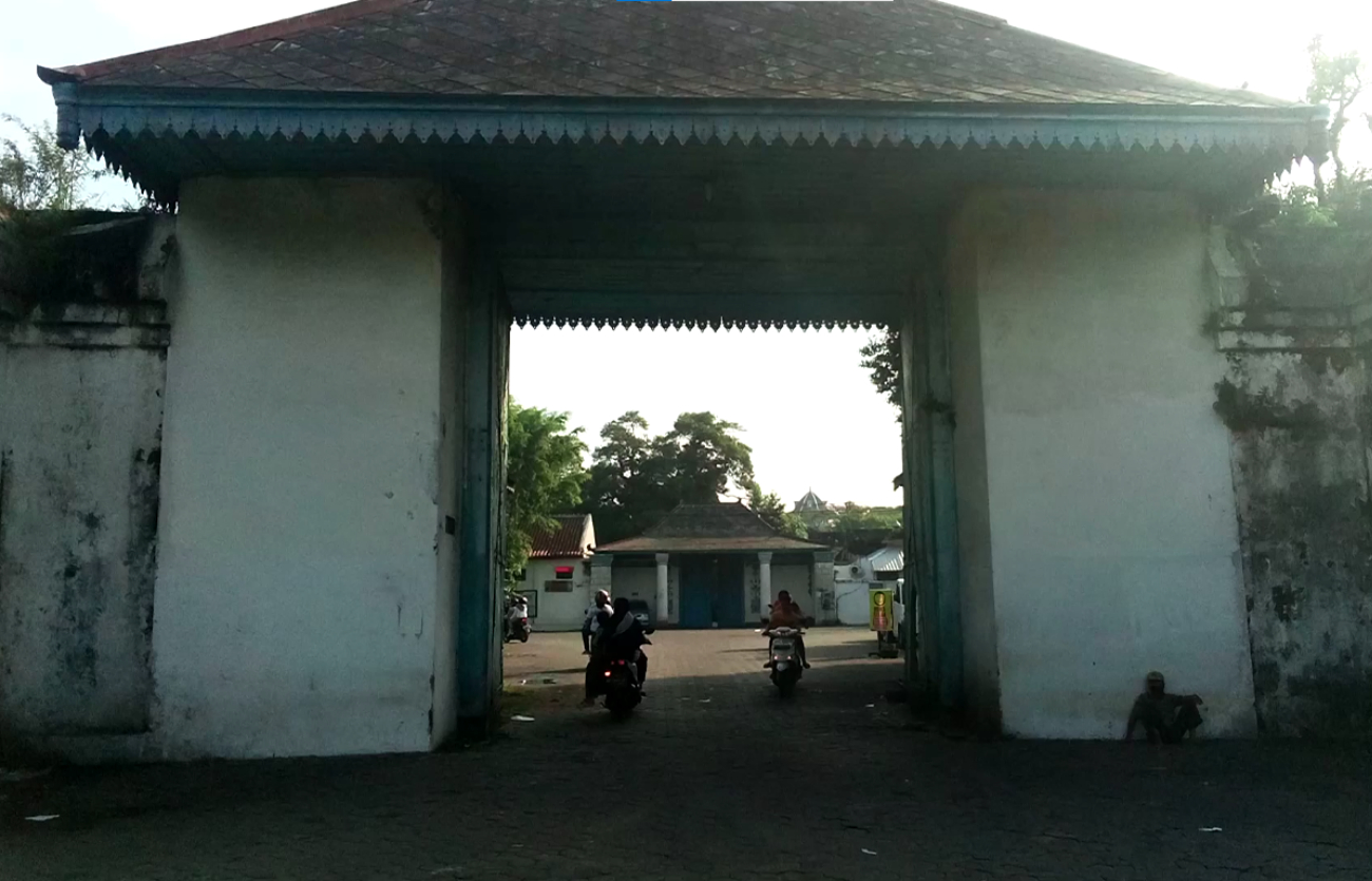 Kori Kamandungan Kidul yang dilarang dilewati Raja Solo semasa hidup.