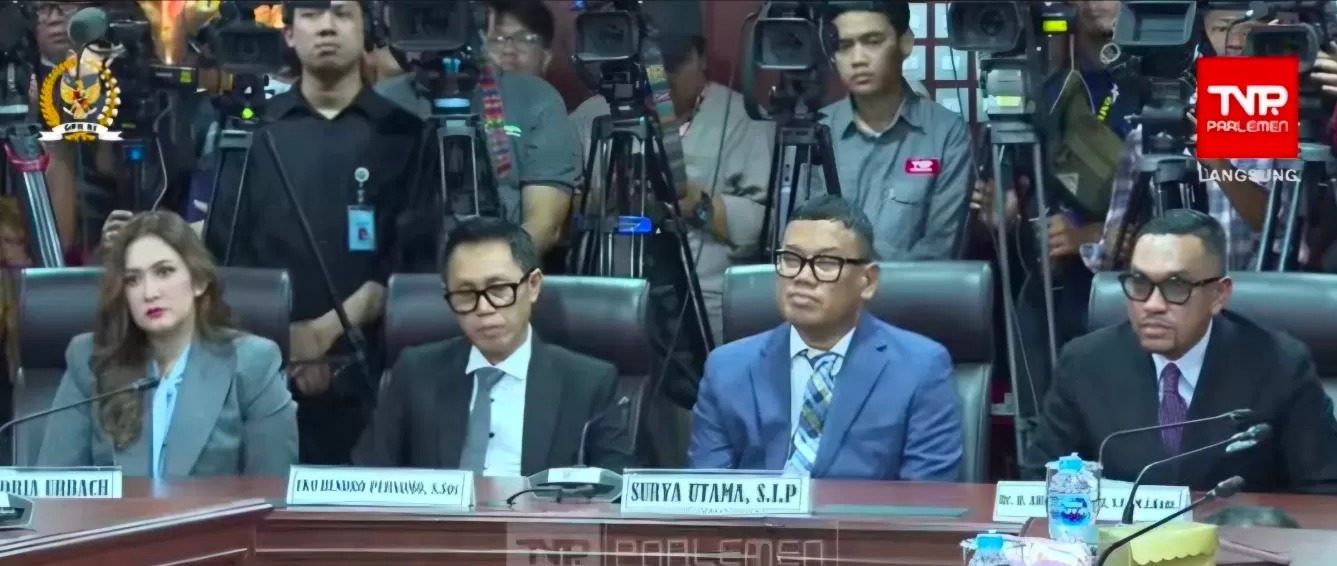Anggota DPR nonaktif Ahmad Sahroni, Uya Kuya, Nafa Urbach, Eko Patrio, dan Adies Kadir saat menghadiri sidang putusan MKD DPR di Kompleks Parlemen, Senayan, Jakarta, Rabu (5/11/2025).