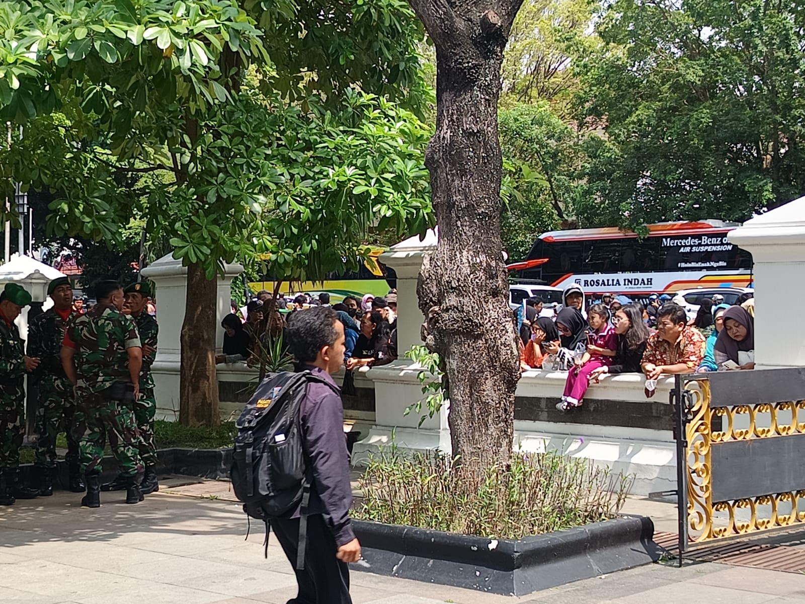 Masyarakat mulai memadati loji gandrung guna memberi penghormatan terkahir pada Raja Keraton Surakarta Hadiningrat, PB XIII
