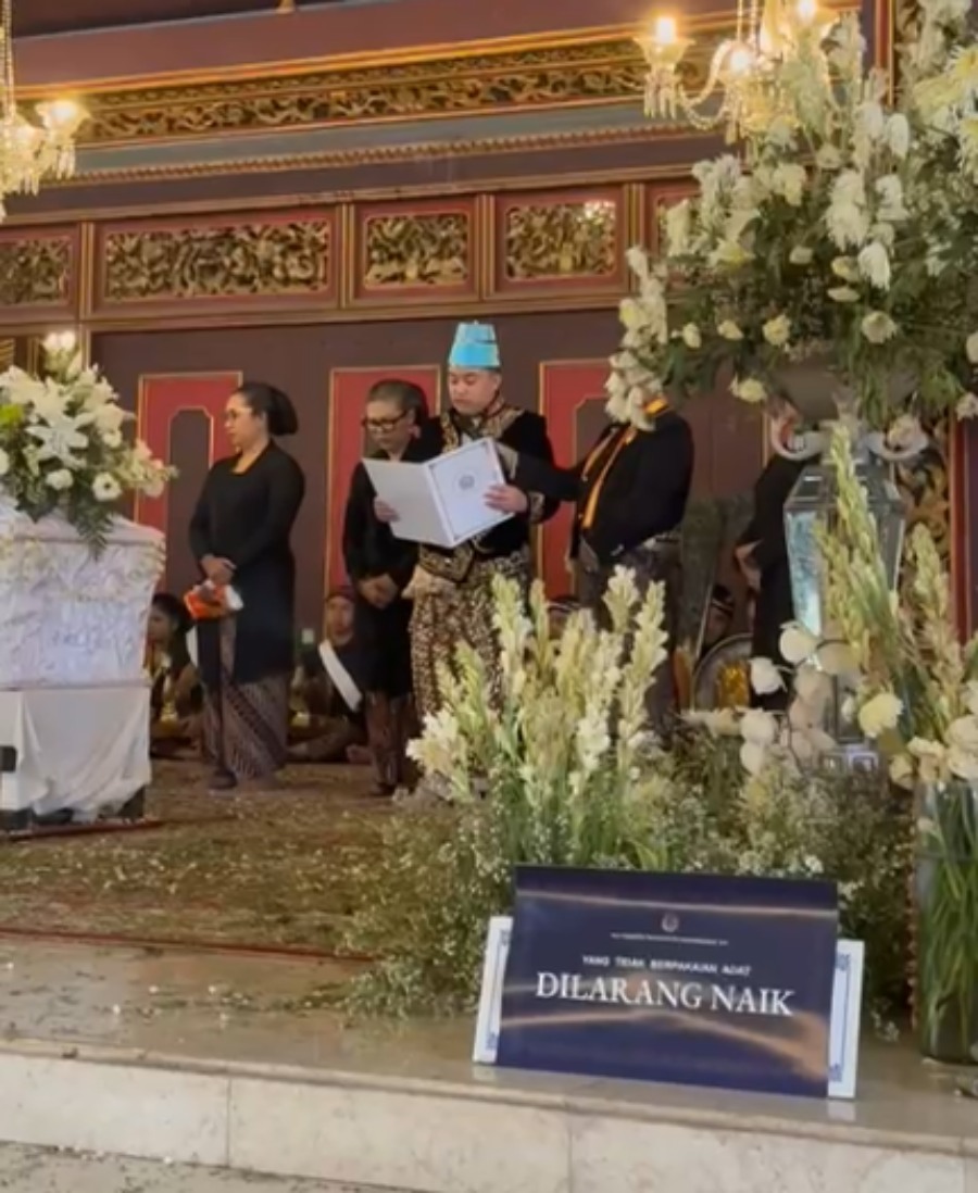Putra Mahkota (Gusti Purbaya) kukuhkan diri jadi SISKS PB XIV di depan jenazah PB XIII saat pembacaan kabar duka, pada Rabu (5/11/2025).