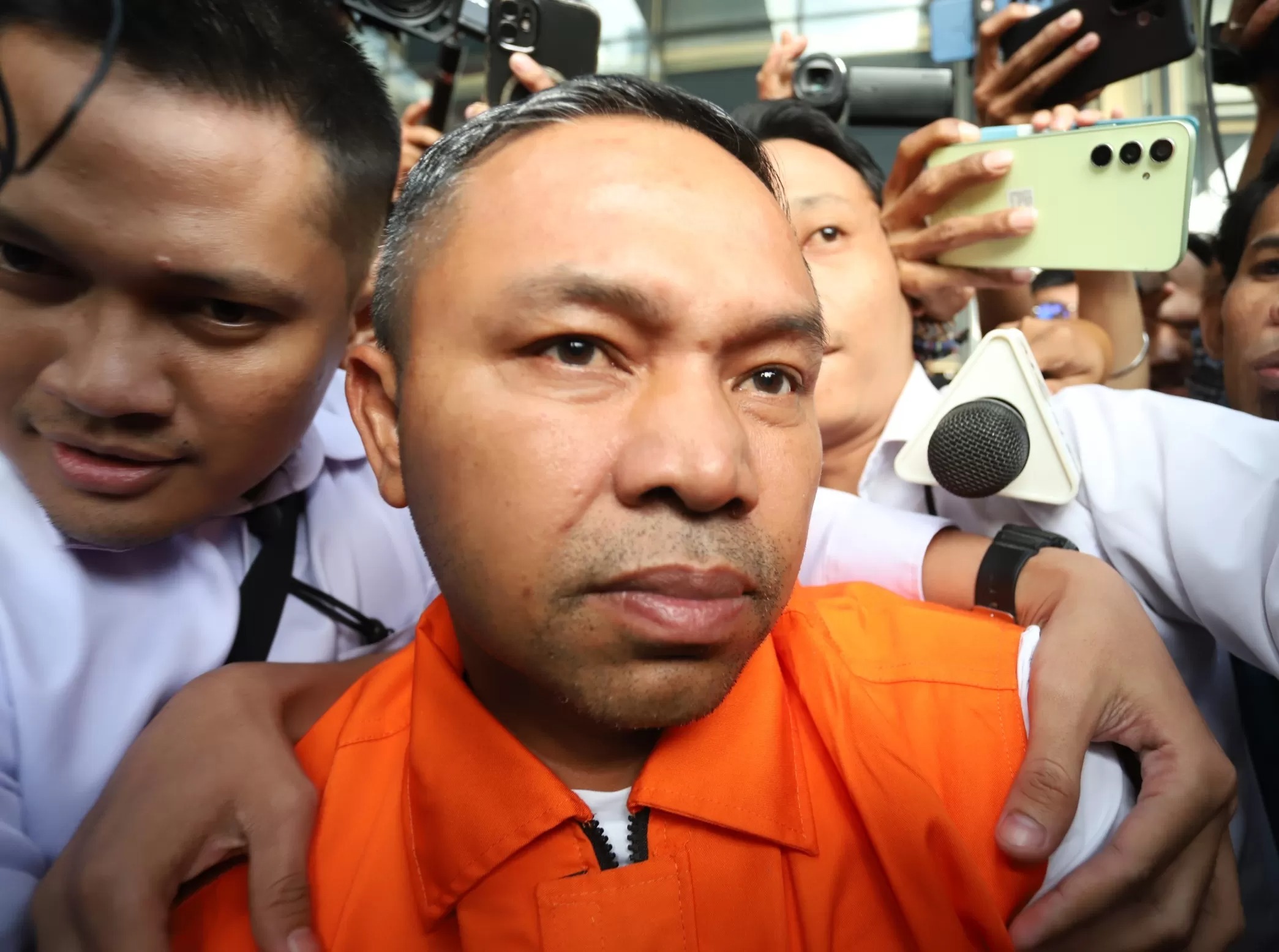 Tersangka UPT Jalan dan Jembatan di Dinas PUPR Riau, Gubernur Riau Abdul Wahid munuju mobil tahanan di Gedung KPK, Jakarta, Rabu (5/11/2025).
