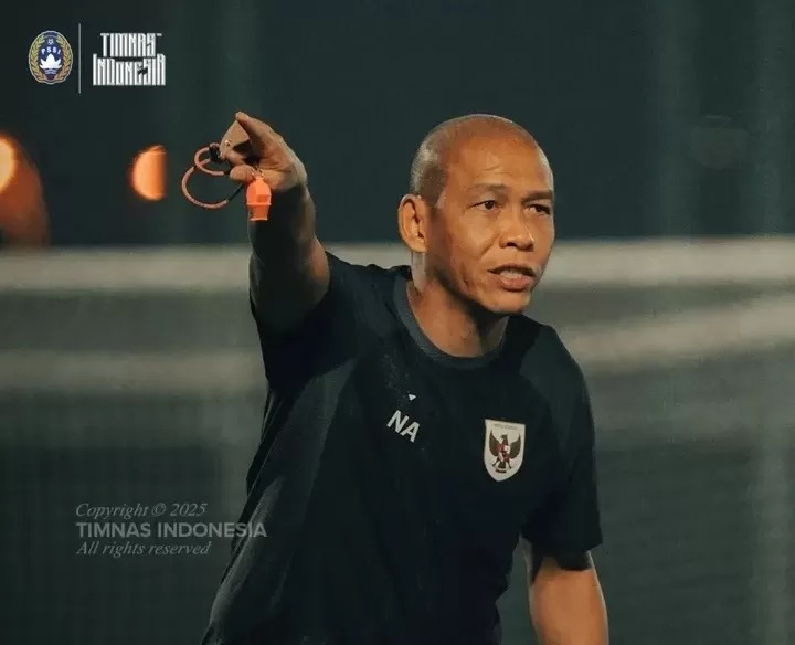 Pelatih Timnas Indonesia U-17 Nova Arianto saat memimpin latihan Tim Nasional Indonesia U-17.