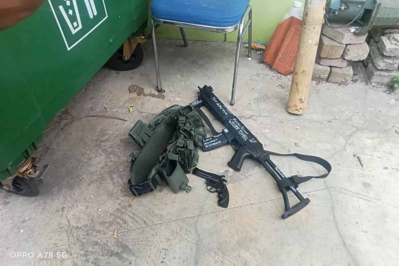 Benda menyerupai senjata api di lokasi ledakan SMAN 72 Jakarta, Kelapa Gading, Jakarta Utara.