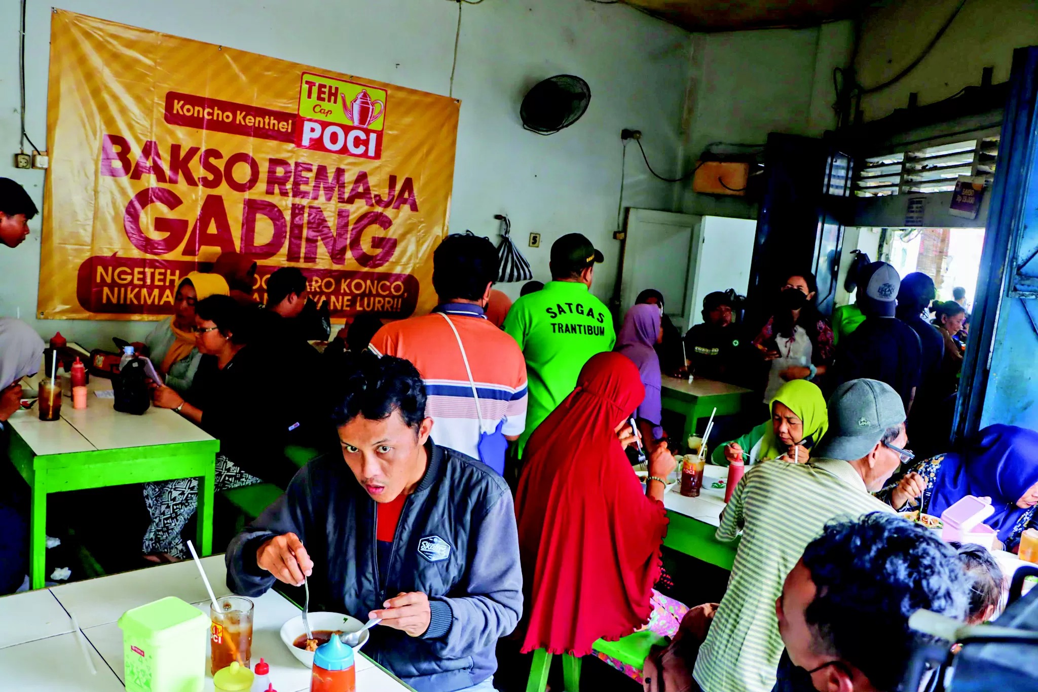 LUDES SEKEJAP: Warung Bakso Remaja diserbu pengunjung pasca dipastikan halal, Jumat (7/11/2025).