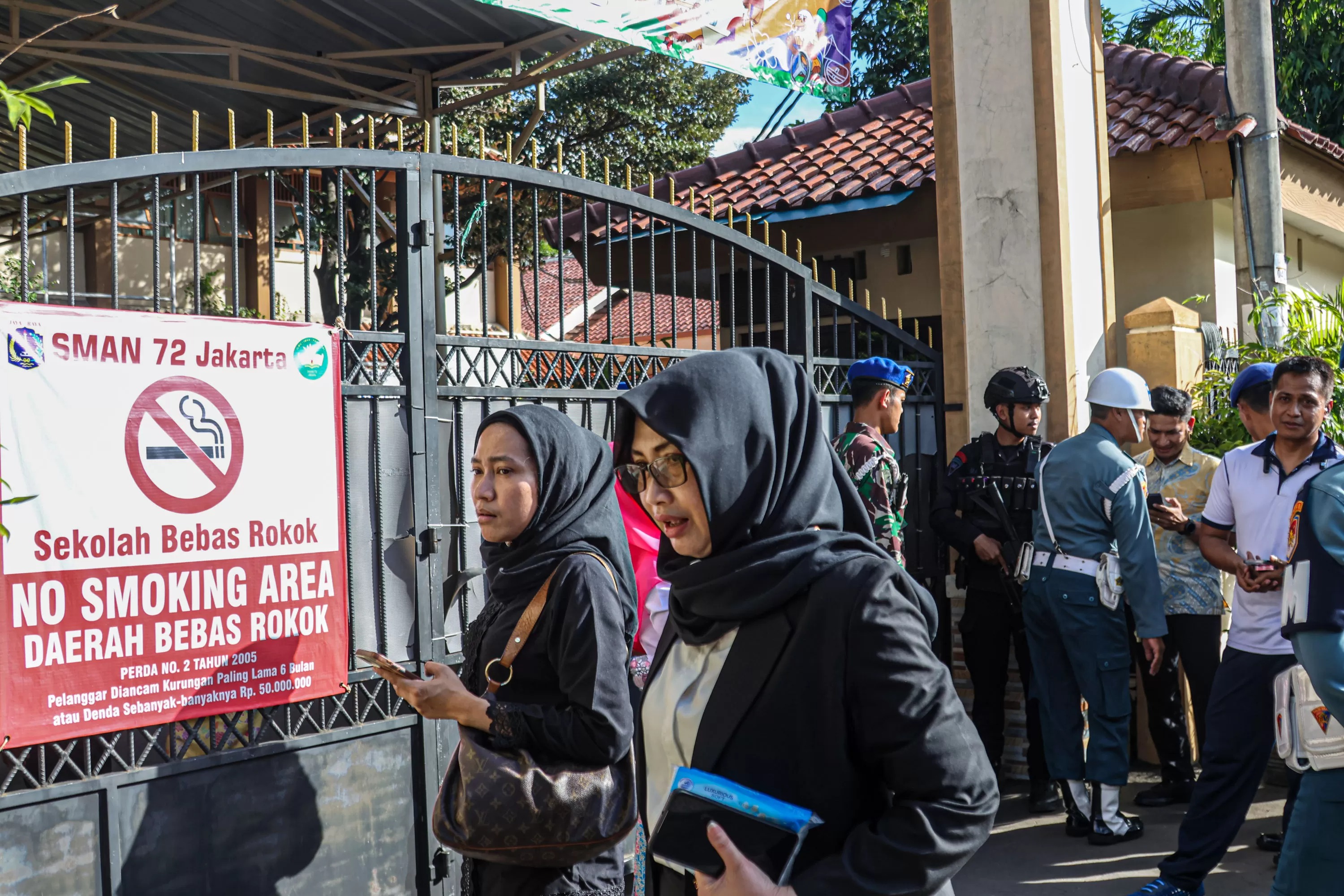 Personel TNI dan Polri berjaga di depan gerbang SMAN 72 Jakarta, Jumat (7/11/2025).