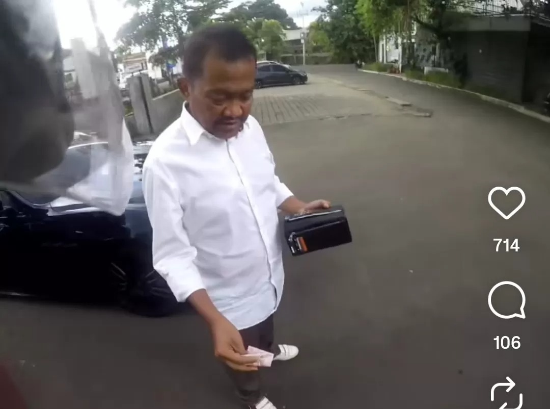 Tangkapan layar polisi tolak uang suap Rp 100 ribu karena menindak mobil mewah yang menggunakan pelat nomor berukuran kecil.