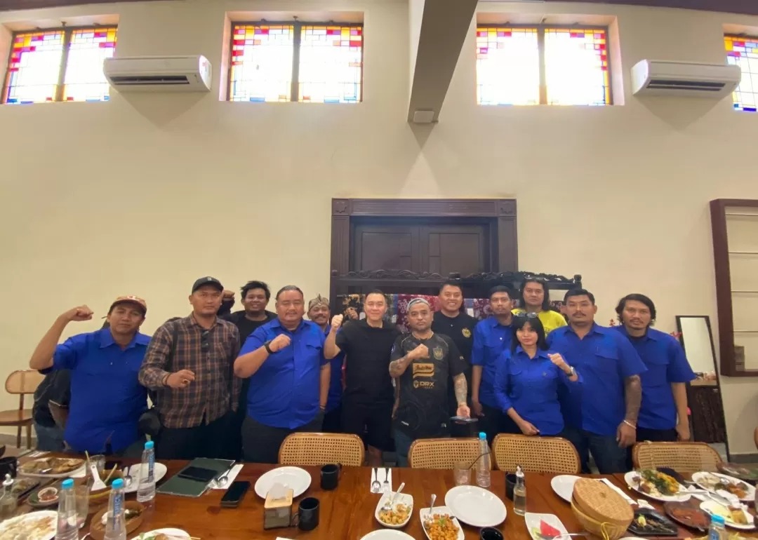 Silaturahmi Panser Biru denga David Glenn.