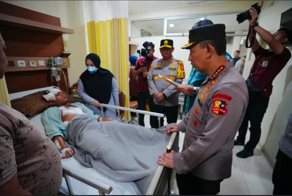 Kapolri Jenderal Polisi Listyo Sigit Prabowo menjenguk korban ledakan SMAN 72 Jakarta, Kelapa Gading, Jakut, di Rumah Sakit Islam Cempaka Putih pada Sabtu (8/11).