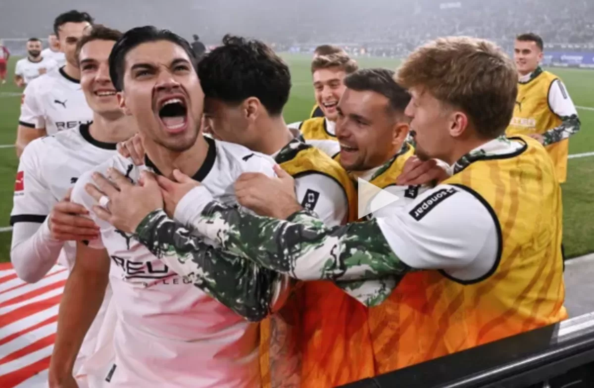Kevin Diks merayakan golnya di Derbi Rhine. 