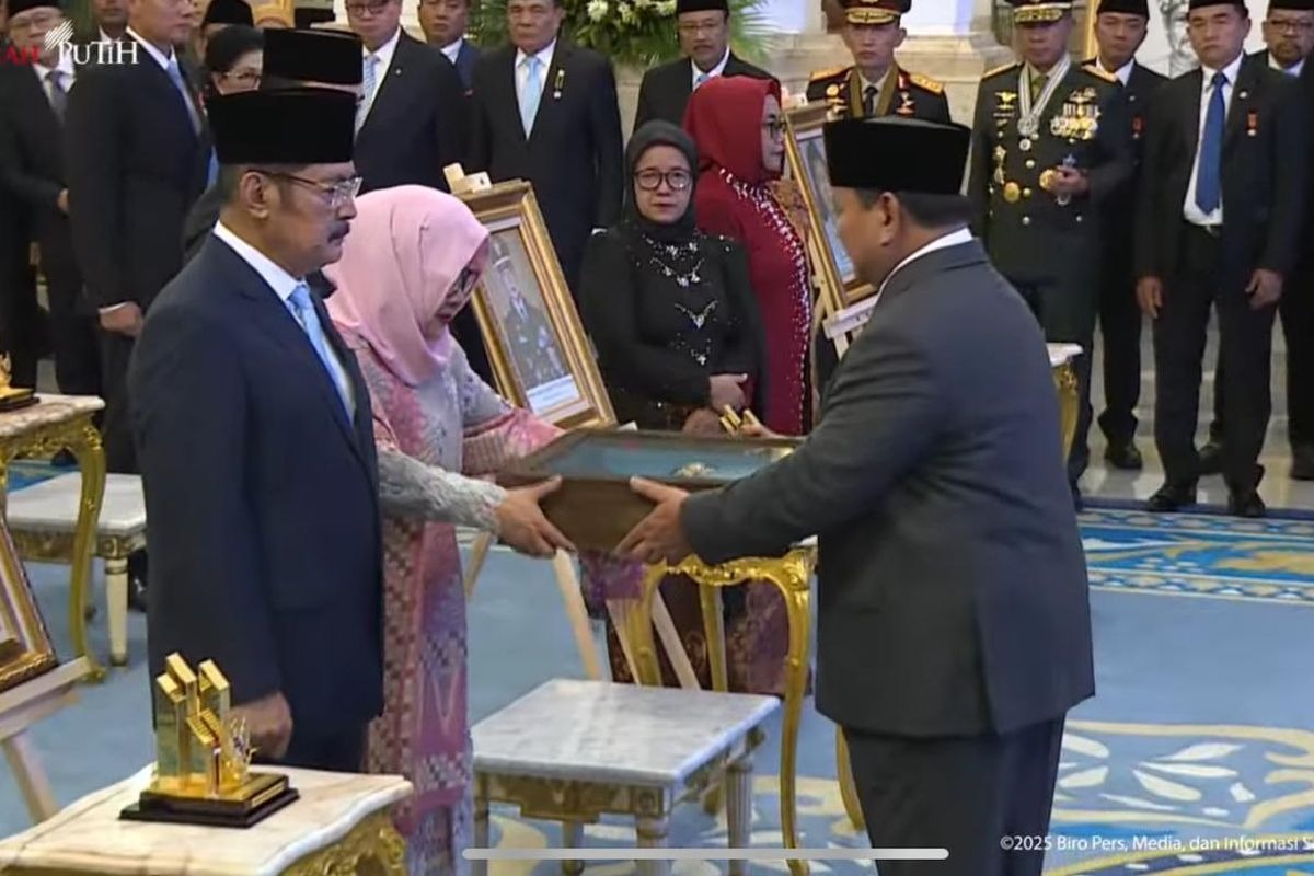 Presiden Prabowo Subianto menganugerahkan gelar pahlawan nasional kepada 10 tokoh di Istana Negara, Kompleks Istana Kepresidenan, Jakarta Pusat, Senin (10/11/2025).