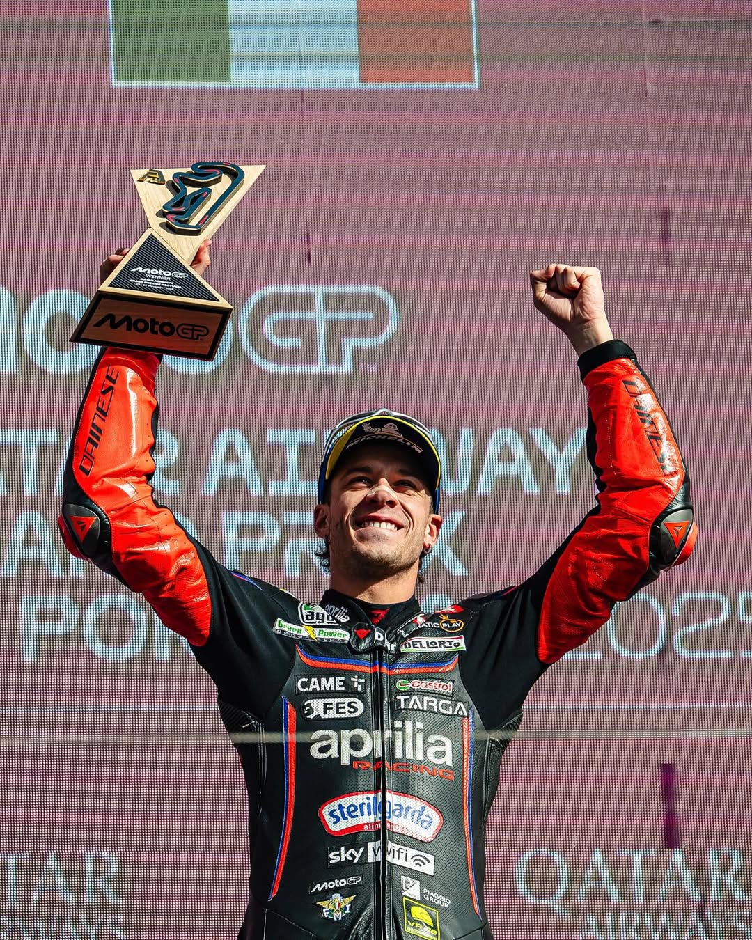 Marco Bezzecchi naik podium di MotoGP Spanyol 2025.