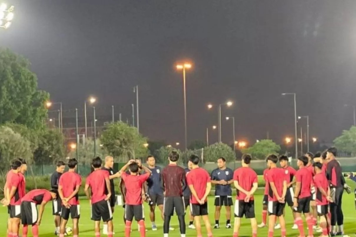 Timnas Indonesia U-17 bersama pelatih Nova Arianto di lapangan latihan Stadion Al Thumama, Doha, Qatar, Senin (3/11).
