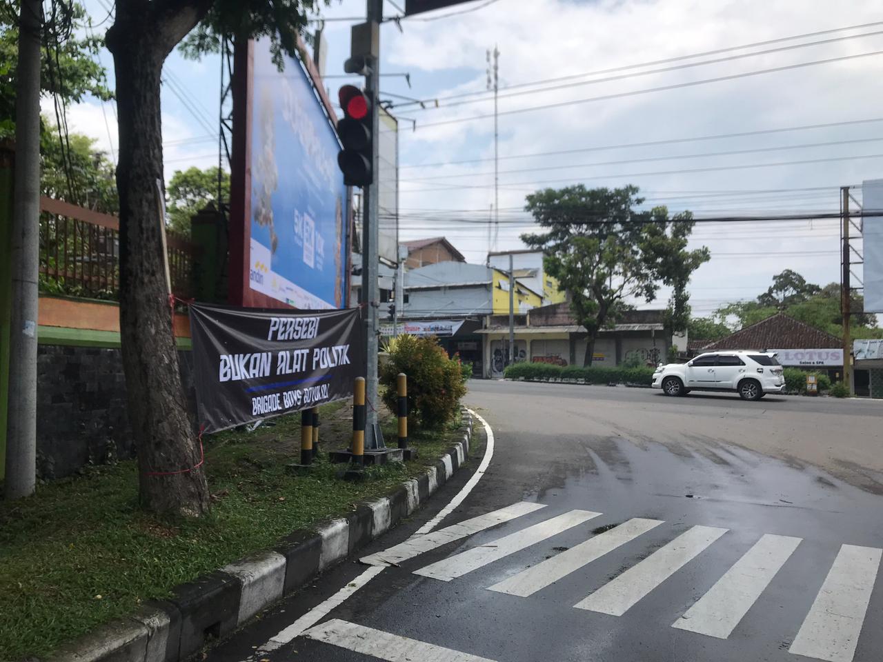 Sejumlah spanduk tuntutan agar Persebi kembali tampil di kompetisi terpampang di Simpang Boulevard Soekarno dan traffic light Museum R. Hamong Wardoyo.