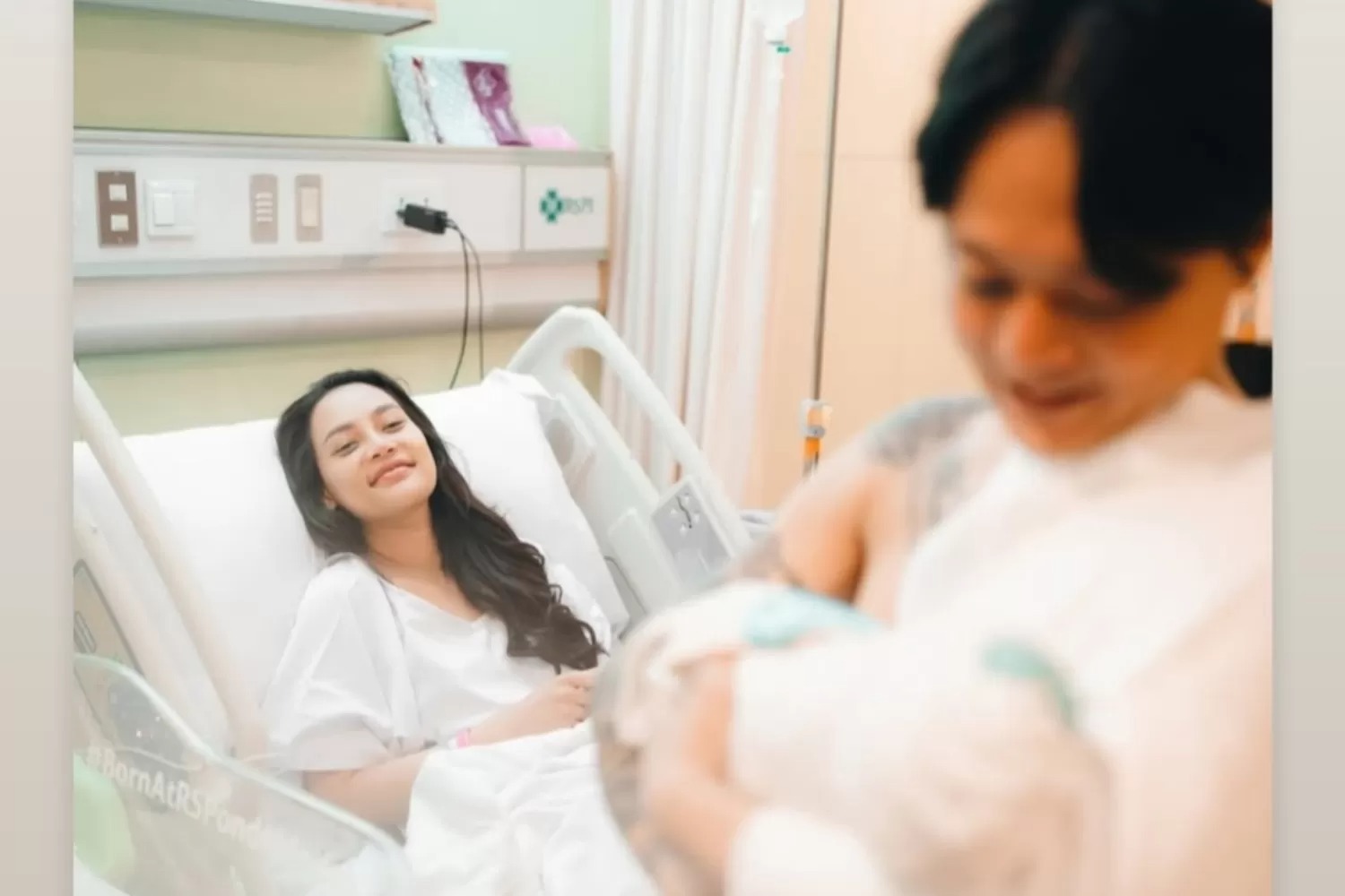 Momen saat DJ Bravy pasang badan untuk Erika Carlina mendampinginya di persalinan hingga dia menimang anak Erika.