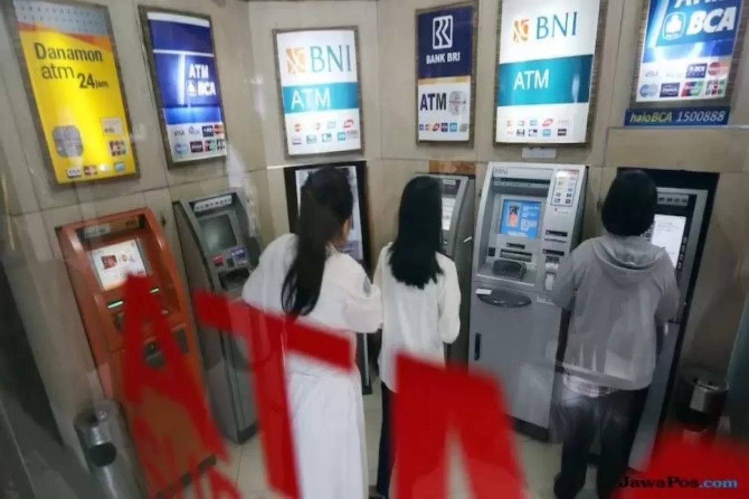 Ilustrasi menarik uang di mesin ATM.