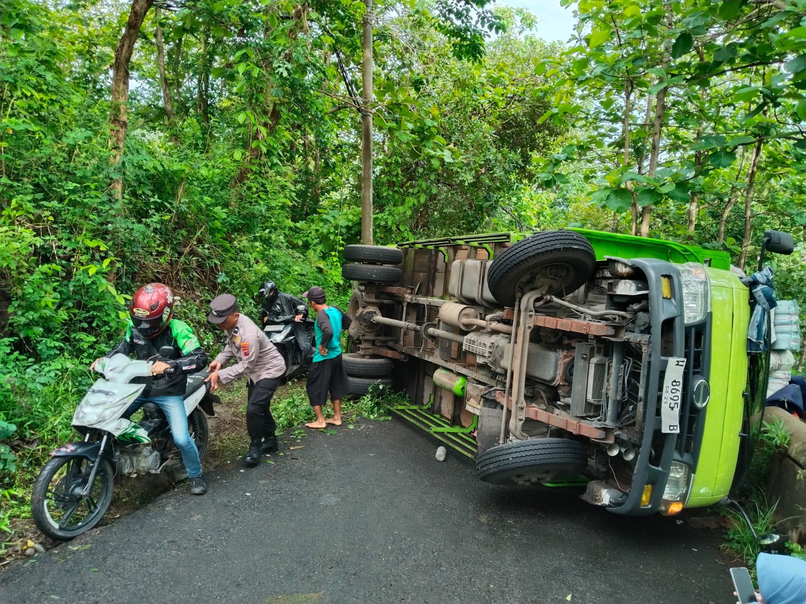 Laka Tunggal : Truk Terguling di Jalur Tunggangan Jatiroto