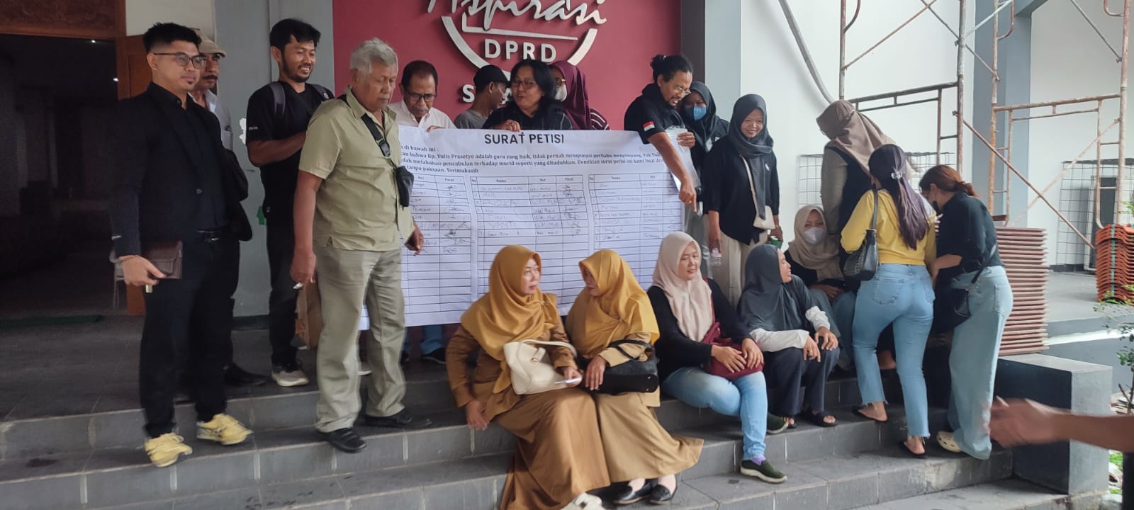 Puluhan simpatisan YP&mdash;terdiri dari guru, orang tua murid, dan warga&mdash;mendatangi DPRD Sragen, menggelar petisi tanda tangan massal sebagai bentuk dukungan moral terhadap terduga pelaku, Selasa (4/11).