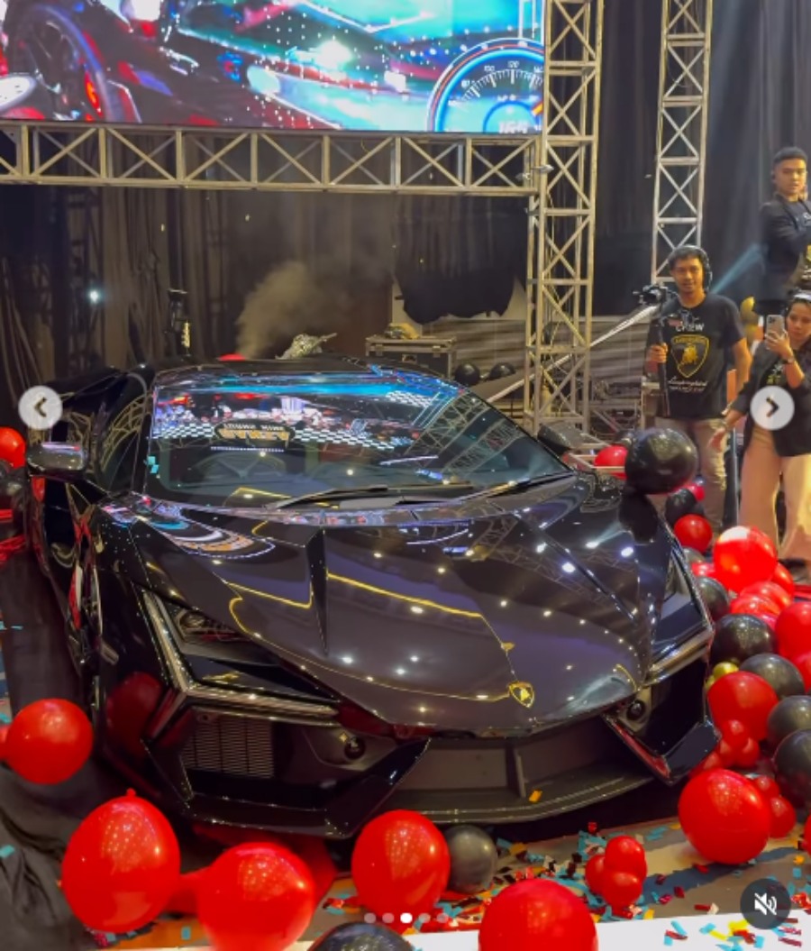 SURPRISE: Supercar Lamborghini Revuelto seharga Rp23 miliar jadi hadiah&nbsp;seorang bocah berusia 9 tahun di Makassar.
