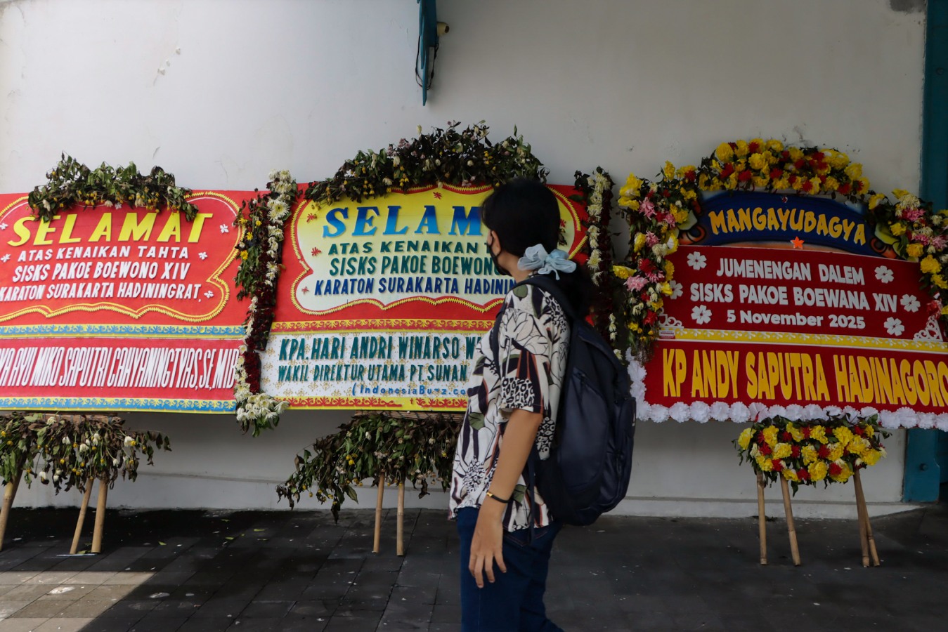Karangan bunga ucapan selamat jumenengan Gusti Purbaya sebagai PB XIV memadati Keraton Solo (12/11). Jumenengan Gusti Purbaya resmi digelar Sabtu, 15 Nov 2025.
