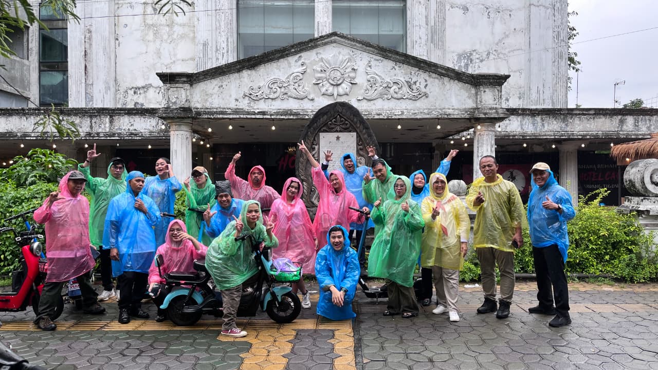 Lorin Group Solo rayakan Hari Pahlawan dengan wheels tour skuter listrik (kolab SWT). Susuri wisata sejarah di Sepanjang Jalan Slamet Riyadi.