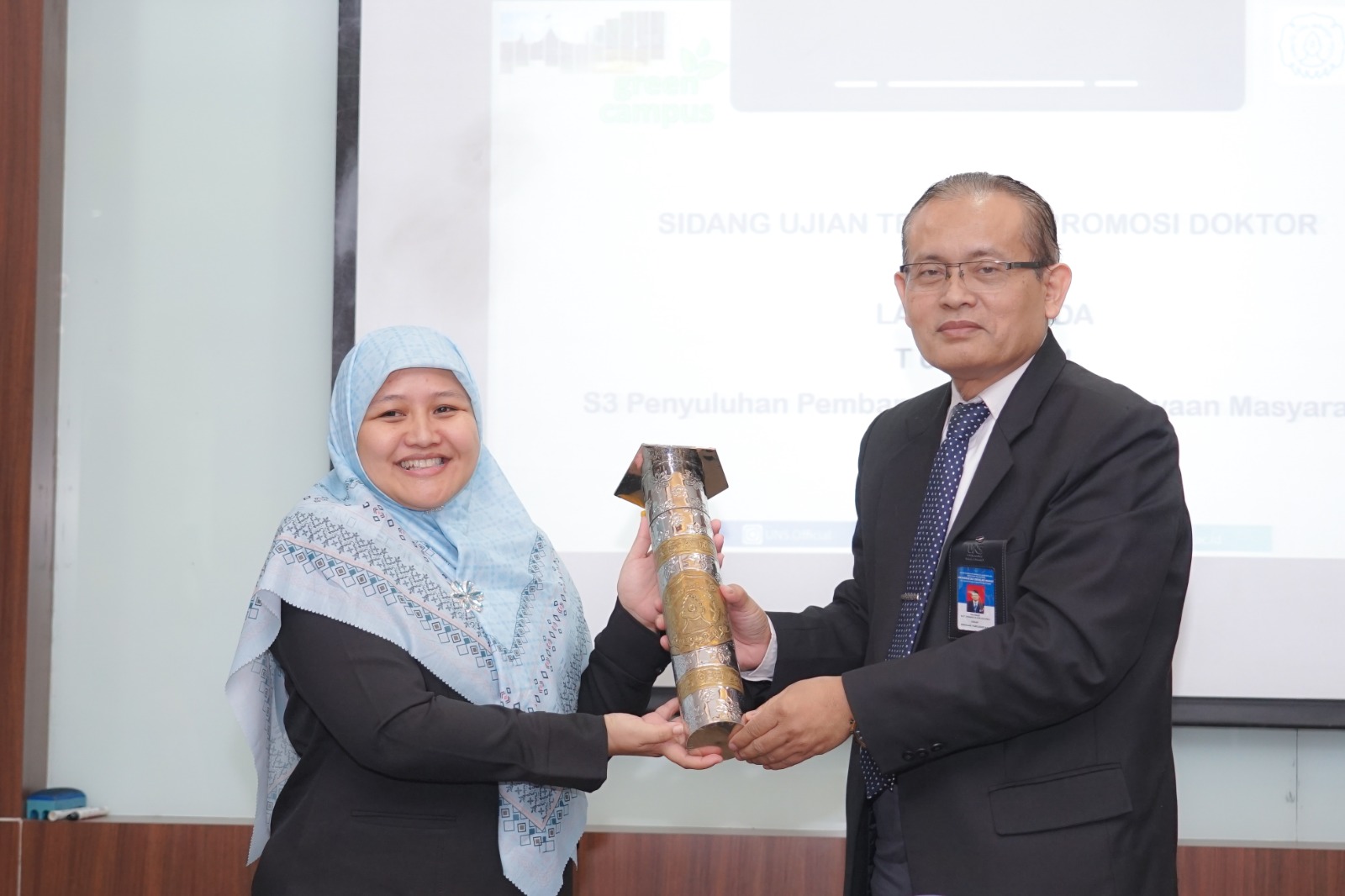 Mahasiswi Program Studi S3 CSR Penyuluhan Pembangunan/ Pemberdayaan Masyarakat Sekolah Pascasarjana UNS Surakarta, Laily Furaida berhasil meraih gelar Doktor CSR Penyuluhan Pembangunan.
