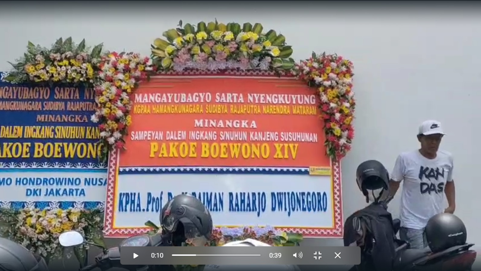 Karangan bunga ucapan selamat jumenengan Gusti Purbaya sebagai PB XIV memadati Keraton Solo (12/11). Jumenengan Gusti Purbaya resmi digelar Sabtu, 15 Nov 2025