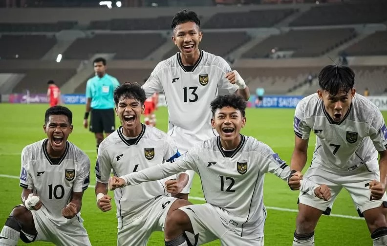 Skuad Timnas U-17 Indonesia merayakan kemenangan atas Afghanistan, memastikan sebagai juara grup di Piala Asia 2025.