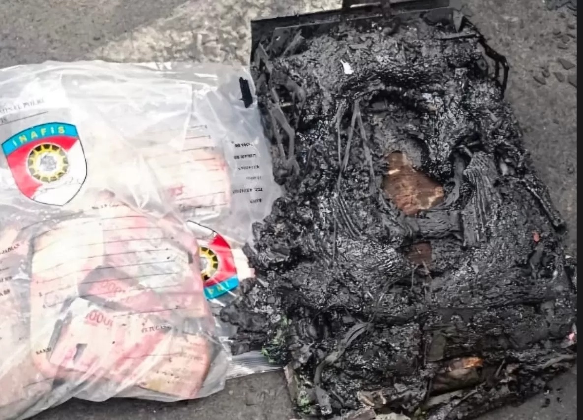 Uang tunai Rp 4,6 miliar ikut terbakar dalam insiden terbakarnya mobil boks milik Perusahaan Swadaya Sarana Informatika (SSI), rekanan bank BUMN Cabang Polewali Mandar, Rabu (12/11) siang.