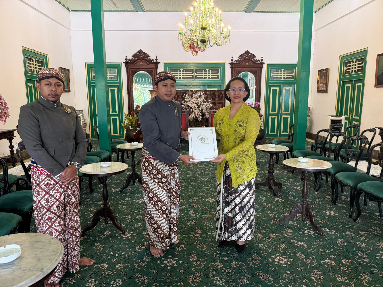 Utusan resmi Keraton Solo, BRM Yudhistira Rachmat Saputro kirim undangan Jumenengan PB XIV (15/11) ke Sri Sultan Hamengkubuwana X, yang diterima oleh GKR Condrokirono, putri dari HB X.