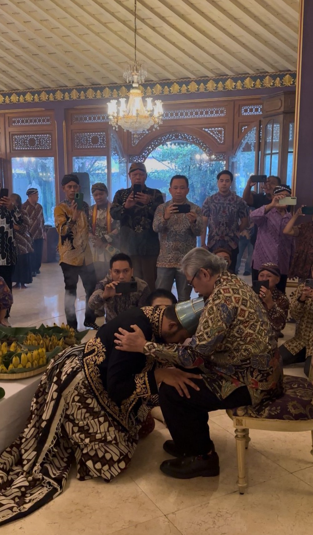 KGPH Hangabehi dengan pakaian ala raja melakukan sungkem kepada Mahamenteri KGPA Tedjowulan, Kamis (13/11/2025). KGPA Tedjowulan dan LDA menobatkan KGPH Hangabehi sebagai SISKS Pakoe Boewono XIV.