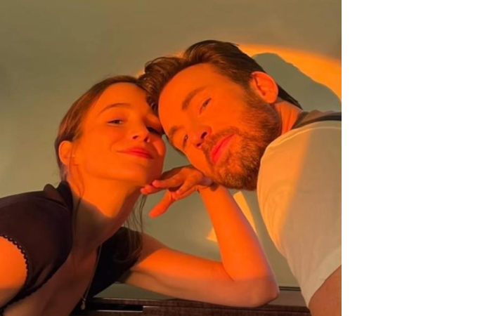 Alba Baptista dan Chris Evans.