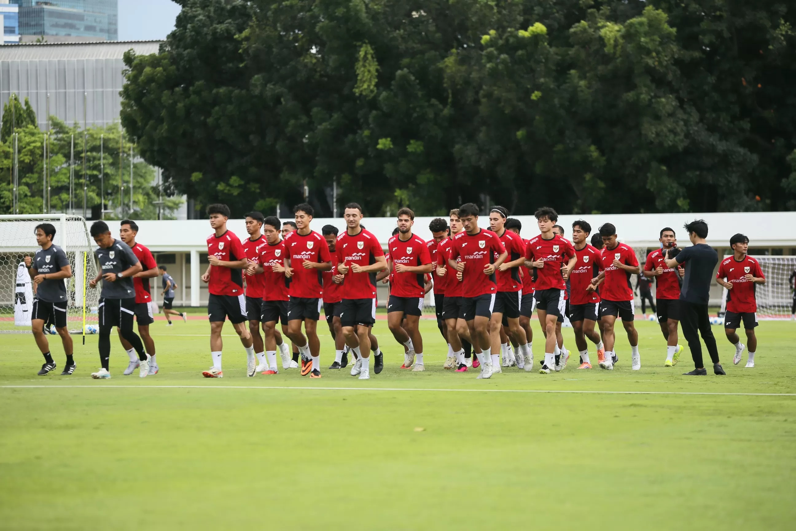 Latihan timnas Indonesia U-23 di Stadion Madya Senayan, Jakarta, Selasa (11/11/2025).