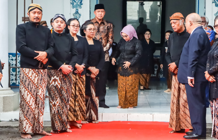 KGPH Hangabehi (paling kiri) dan KGPH Purbaya (dua dari kiri) berjejeran saat menyambut kedatangan Sri Sultan Yogyakarta di Keraton Kasunanan Surakarta (5/11)