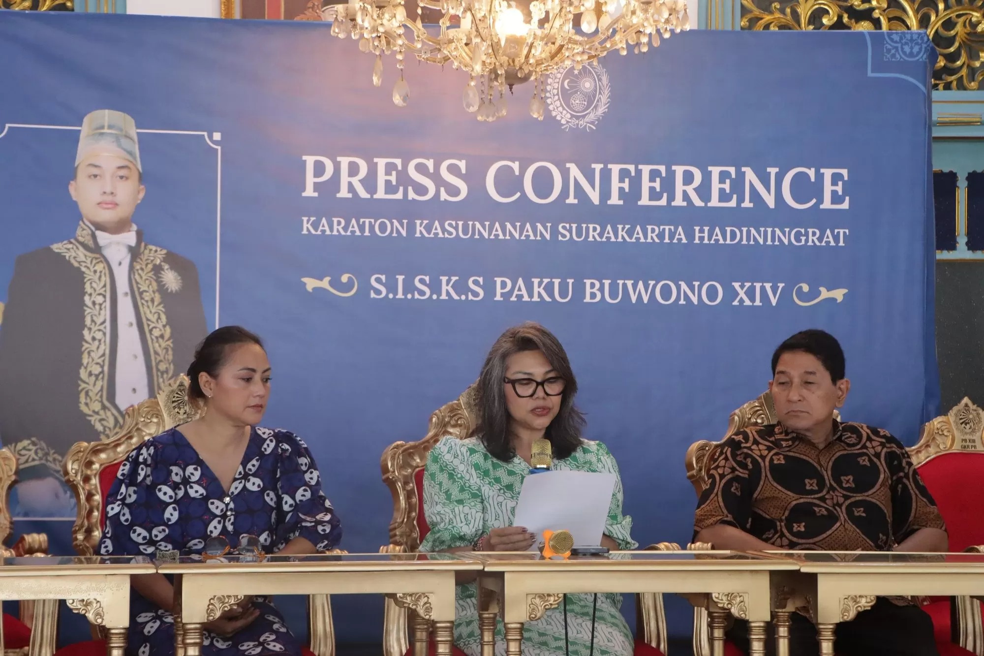 Putri tertua PB XIII, GKR Timoer Rumbay didampingi saudaranya dan Gusti Dipokusumo dalam jumpa pers persiapan jumenengan PB XIV, Jumat (14/11/2025).