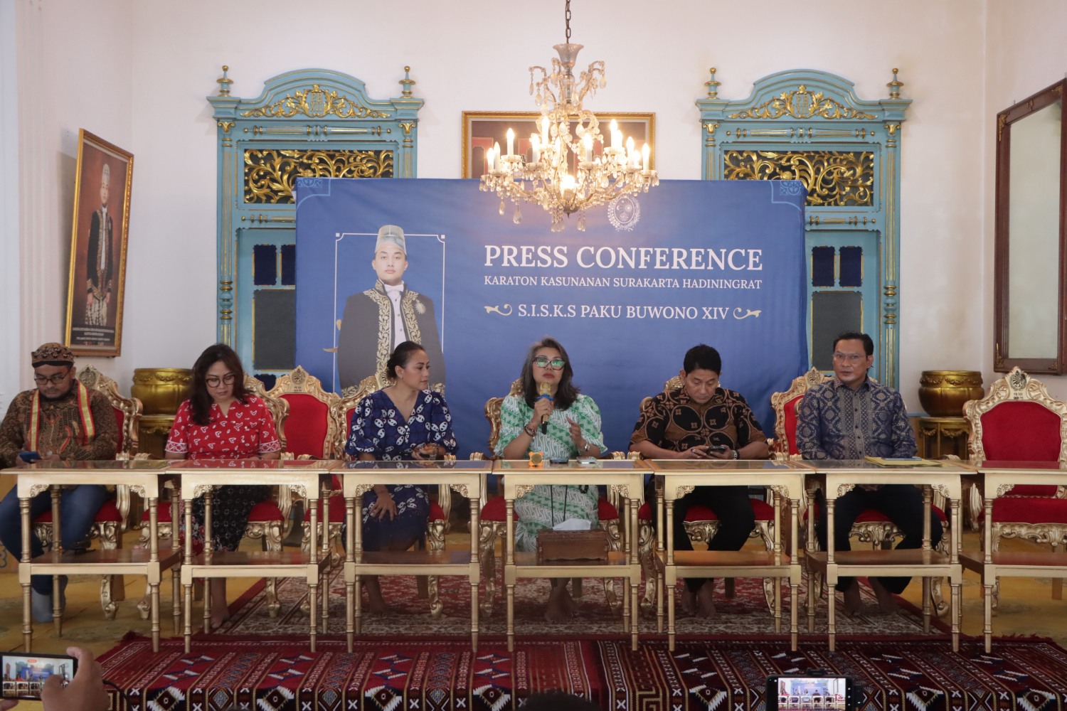 Putri tertua PB XIII, GKR Timoer Rumbay didampingi saudaranya dan Gusti Dipokusumo dalam jumpa pers persiapan jumenengan PB XIV, Jumat (14/11/2025).