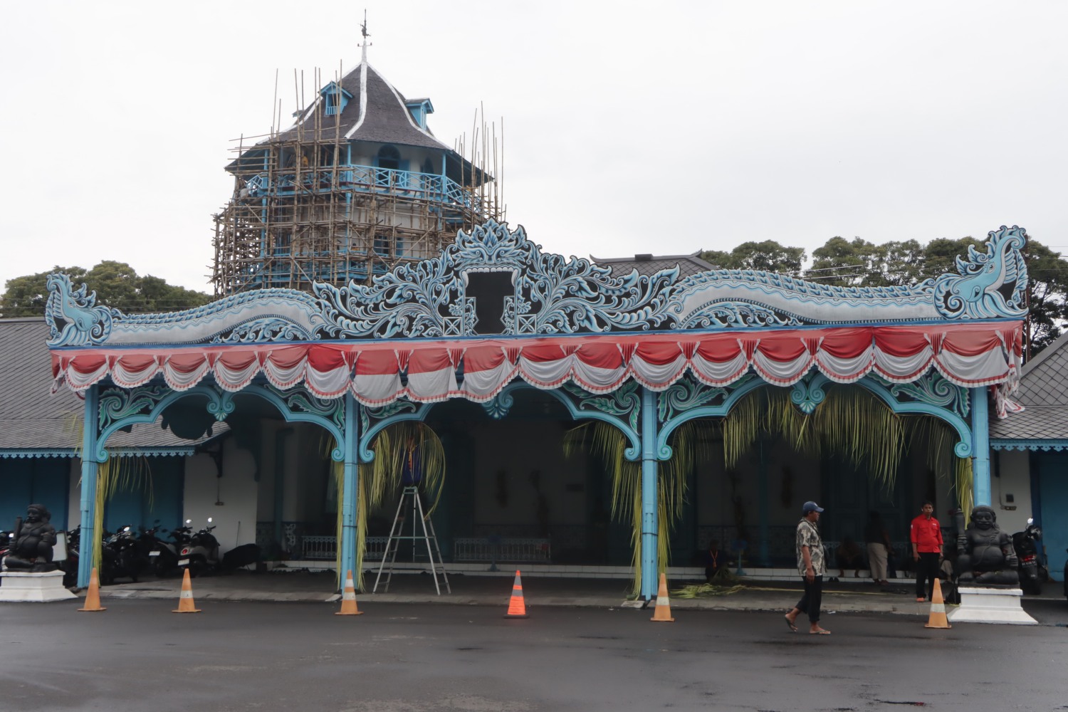 Suasana Keraton Kasunanan Surakarta jelang Hajad Dalem Jumenengan Dalem Nata Binayangkare (penobatan raja baru) SISKS PB XIV, pada Sabtu (15/11/2025) besok.