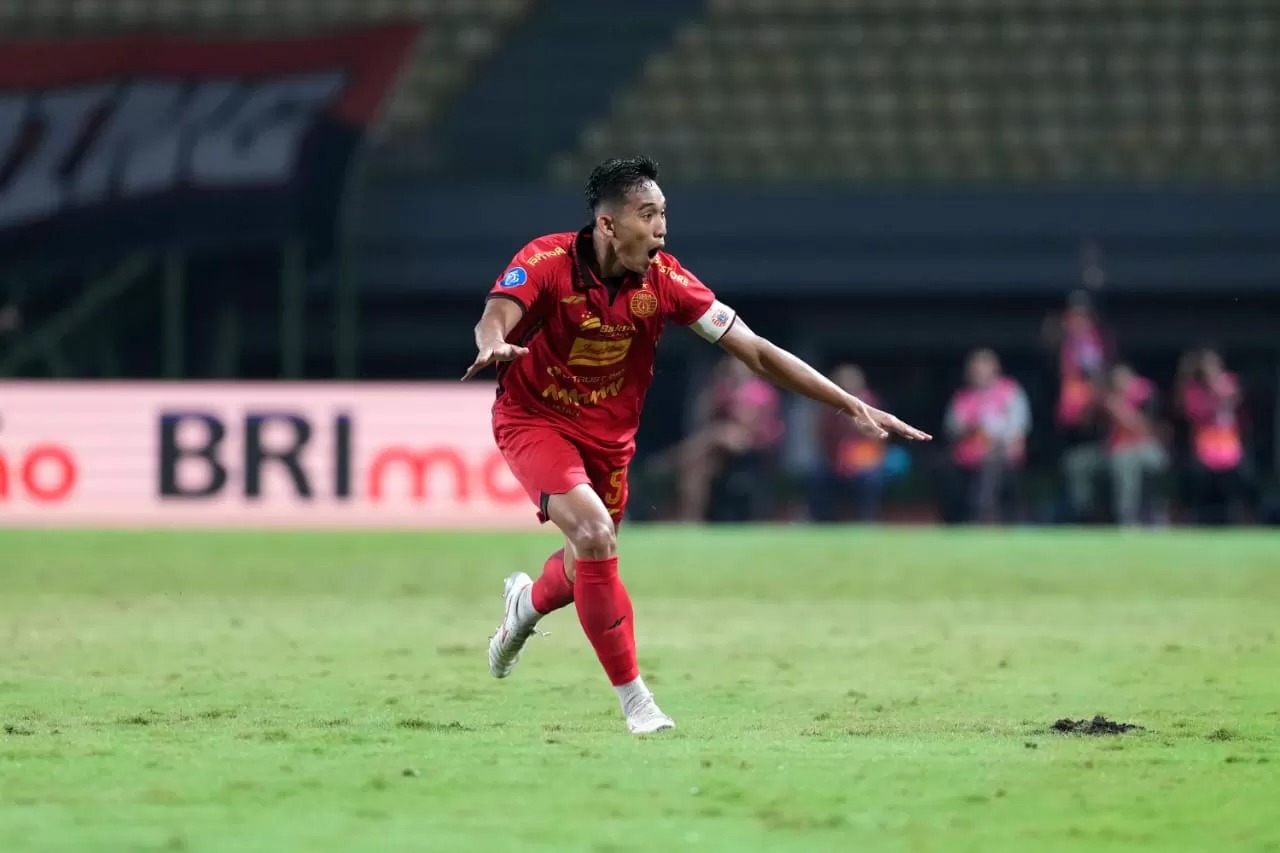 Selebrasi Rizky Ridho saat mencetak gol ke gawang Arema FC di Liga 1 2024/2025.