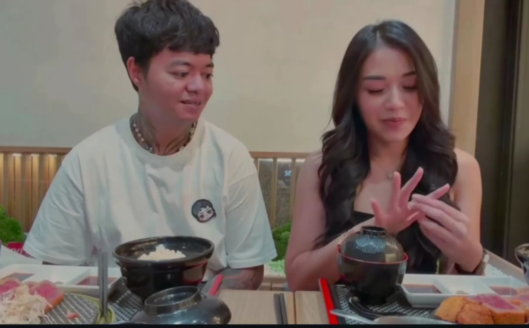 Momen romantis saat YouTuber Reza Arap memberikan cincin untuk Lula Lahfah.