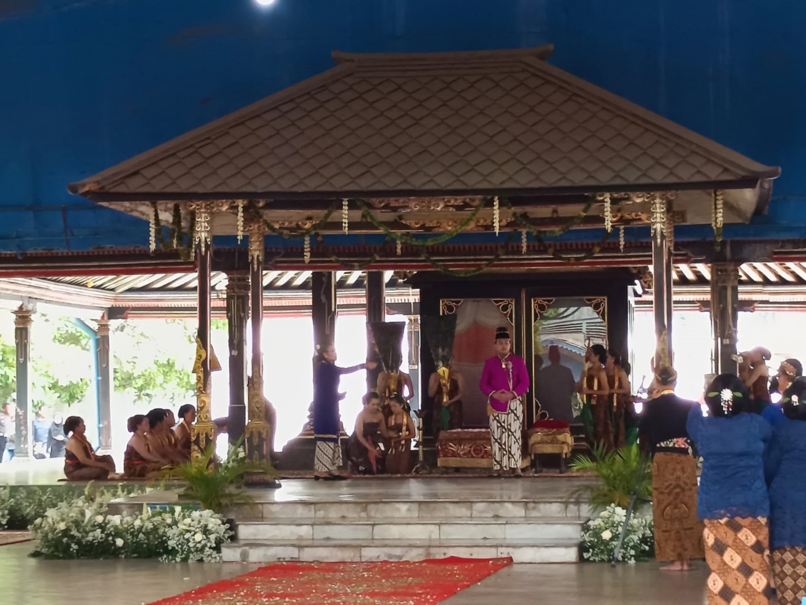 Prosesi Jumenengan (penobatan) KGPAA Hamangkunegoro Sudibya Rajaputra Narendra Mataram sebagai Sri Susuhunan Pakubuwono (PB) XIV, Sabtu (15/11/2025).