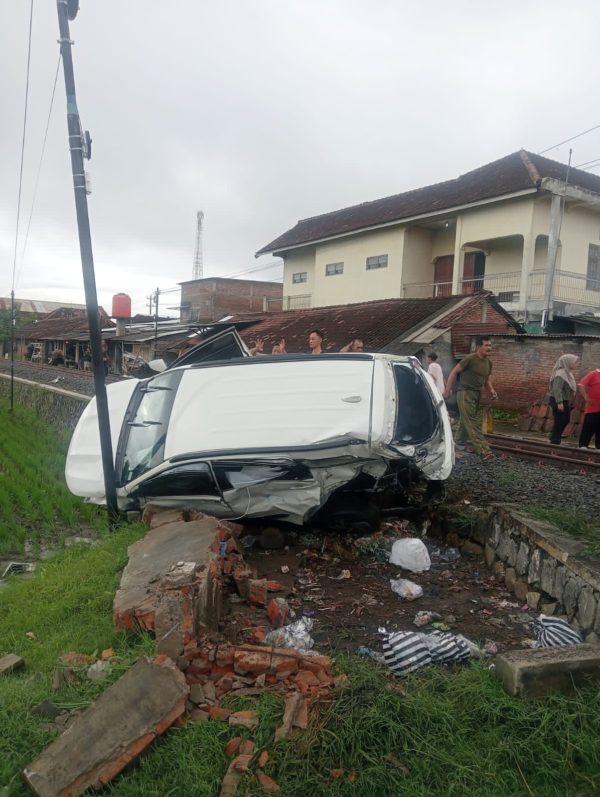 KA Batara Kresna tabrak mobil Toyota Rush (AD 1070 ZK) di perlintasan tanpa palang pintu Clangap, Sukoharjo (15/11)