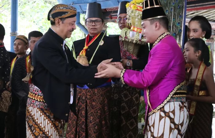 KGPH Benowo menyalami KGPH Purbaya yang telah dinobatkan sebagai PB XIV.