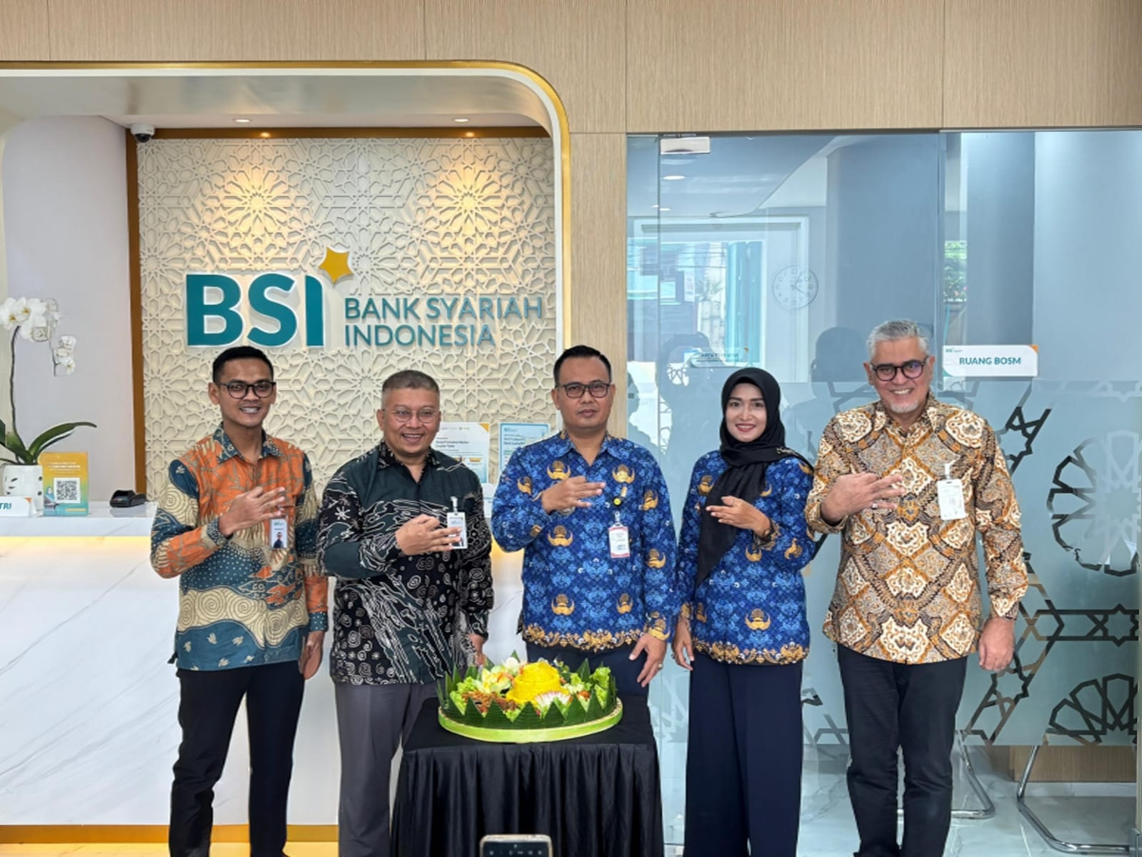 Ficko Hardowiseto bersama pejabat daerah menghadiri pembukaan BSI KCP Sukoharjo Gentan sebagai simbol perluasan layanan perbankan syariah yang modern dan dekat masyarakat.
