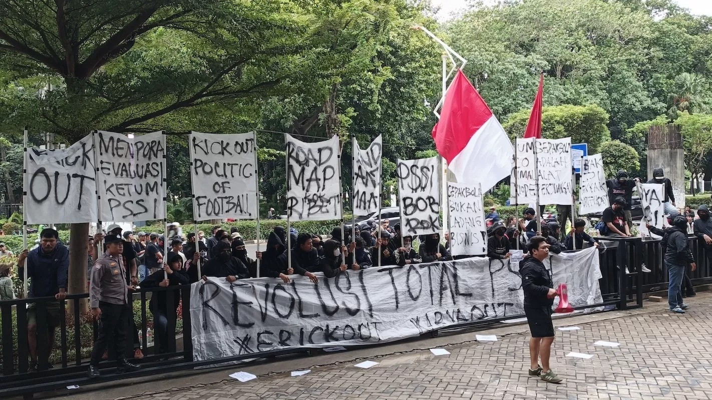 Ultras Garuda Indonesia melakukan aksi demo di depan GBK Arena, lokasi kantior PSSI.