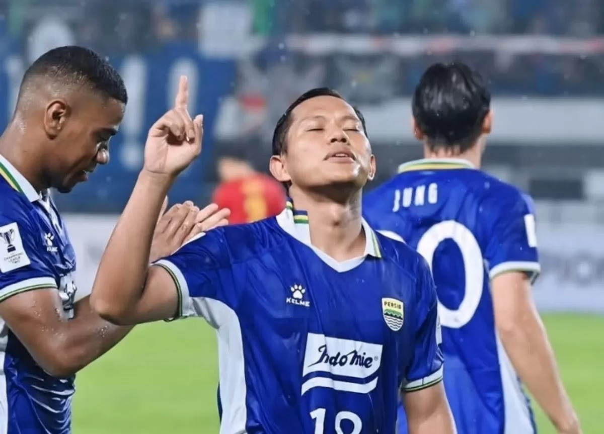 Kepolisian Malaysia memburu pemain Persib, Adam Alis karena dituduh melakukan penghinaan kepada aparat setempat.