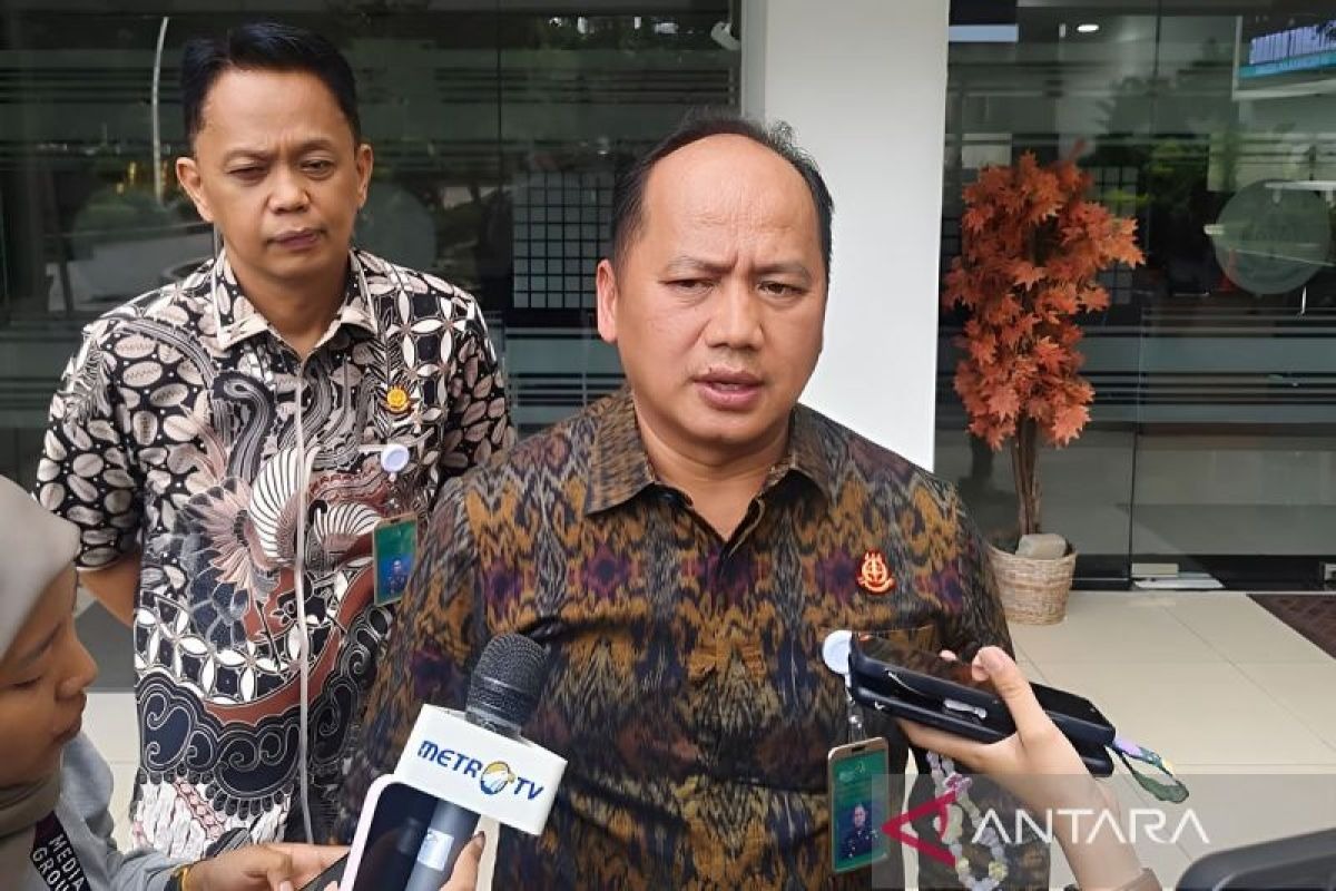 Kepala Pusat Penerangan Hukum (Kapuspenkum) Kejaksaan Agung Anang Supriatna berbicara dengan awak media di Gedung Kejaksaan Agung, Jakarta, Jumat (17/10/2025).